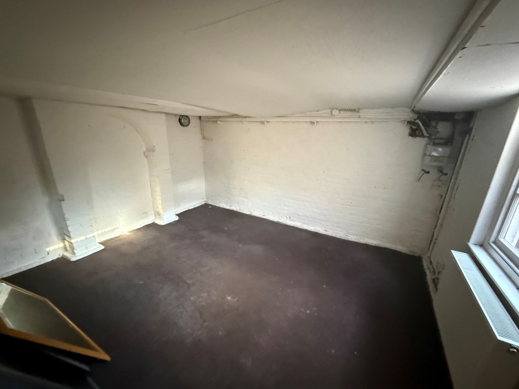 Lot: 97 - FOUR-BEDROOM HOUSE FOR REFURBISHMENT - Cellar